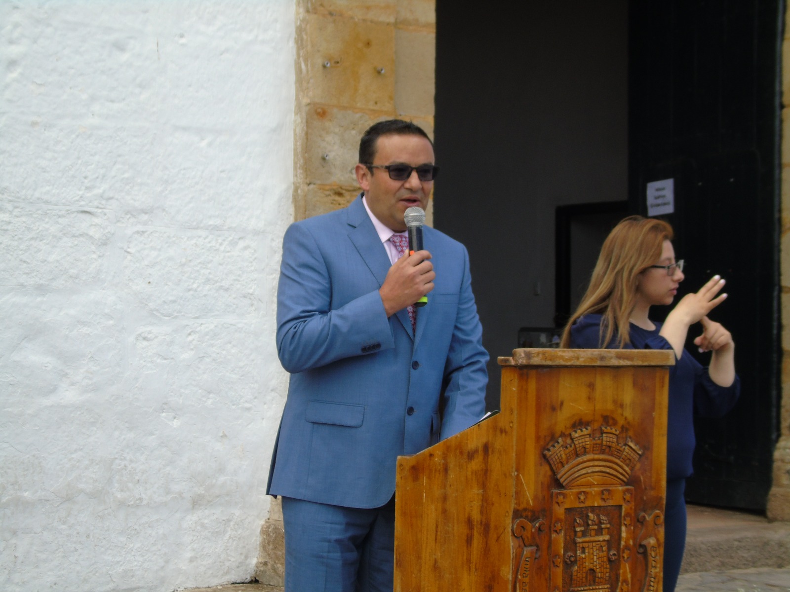 Intervención pública con intérprete de lengua de señas